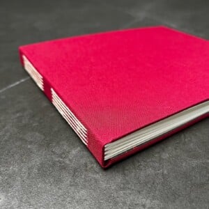 Foto album met linnen omslag in cerise kleur, handgemaakt