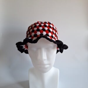 Gehaakte bucket hat 'Darling devil'