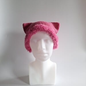 Gehaakte muts met imitatiebont 'Barbie pink'