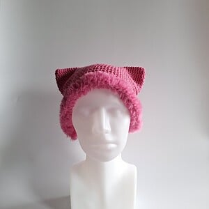 Gehaakte muts met imitatiebont 'Barbie pink'