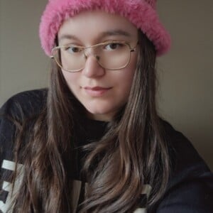 Gehaakte muts met imitatiebont 'Barbie pink'
