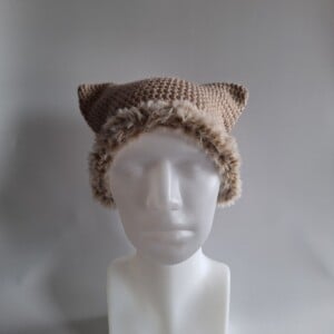 Gehaakte muts met imitatiebont 'Basic beige'
