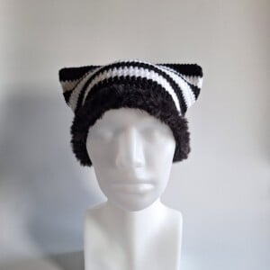 Gehaakte muts met imitatiebont 'Black & white'