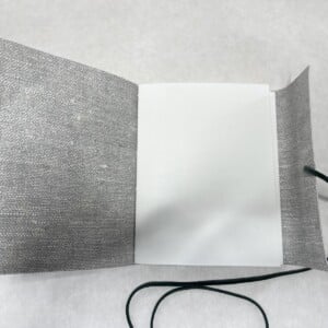 Hand gebonden boek met flexibele licht grijze omslag