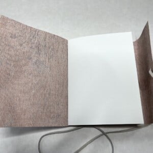 Hand gebonden notitieboek met flexibele licht roze omslag