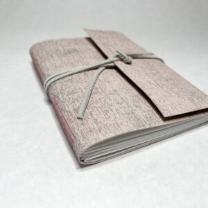 Hand gebonden notitieboek met flexibele licht roze omslag