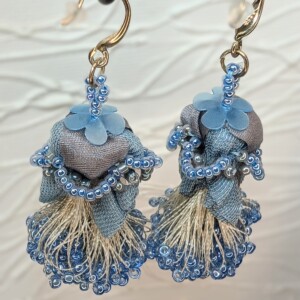 Handgemaakte Blauwe Oorbellen van Zijde met Borduurwerk, Kristallen en Japanse Kralen