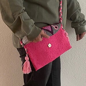 Punch crossbody clutch tas