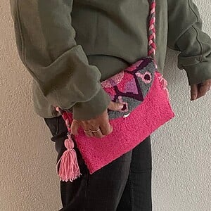 Punch crossbody clutch tas