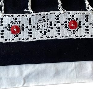 Zwart katoenen kussenhoes met haakwerk
