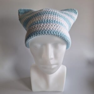 gehaakte muts 'Baby blue & white'