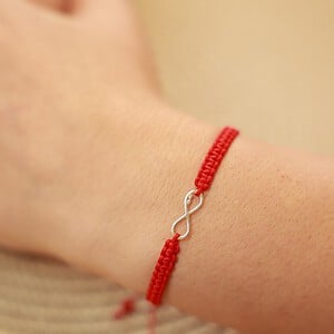 Armband met 14 karaat geelgouden Infinity - met twee hartjes