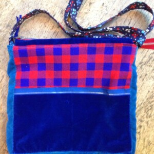 Blauw rode tas met geborduurde theepot