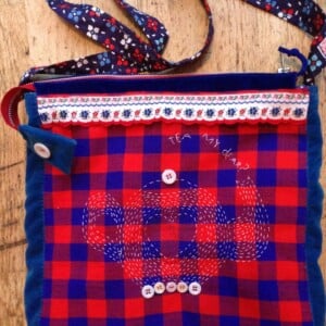 Blauw rode tas met geborduurde theepot