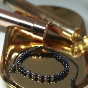 Blauwe goudsteen armband met 14 karaat geelgouden kralen