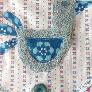 Blauwe tas van vintage stoffen.