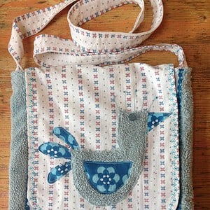 Blauwe tas van vintage stoffen.