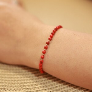Elegante armband met rode howliet en 14 karaat geelgouden kralen 2,5 mm