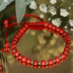 Elegante armband met rode howliet en 14 karaat geelgouden kralen 2,5 mm