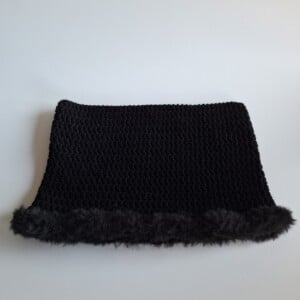 Gehaakte muts met imitatiebont 'Basic Black'
