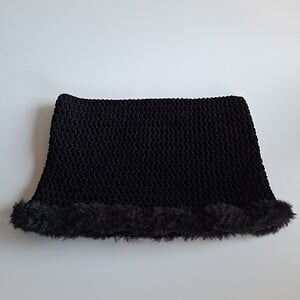 Gehaakte muts met imitatiebont 'Basic Black'