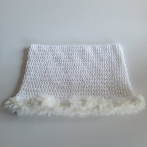 Gehaakte muts met imitatiebont 'Basic white'