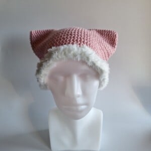 Gehaakte muts met imitatiebont 'Pink & white'