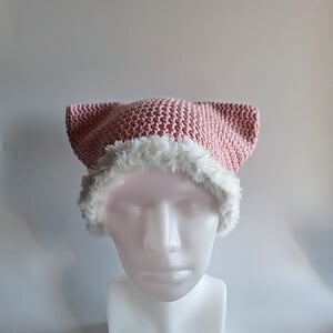 Gehaakte muts met imitatiebont 'Pink & white'