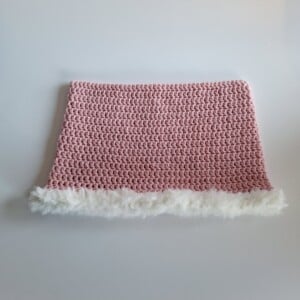Gehaakte muts met imitatiebont 'Pink & white'