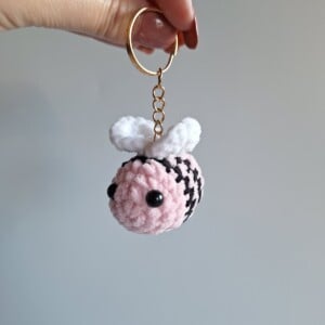 Gehaakte sleutelhanger 'Black & pink bee'