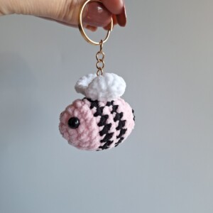 Gehaakte sleutelhanger 'Black & pink bee'