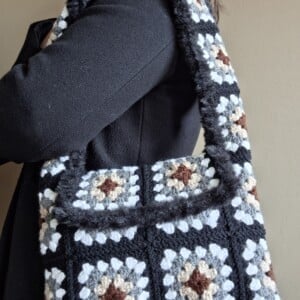 Gehaakte tas 'Furry & black'
