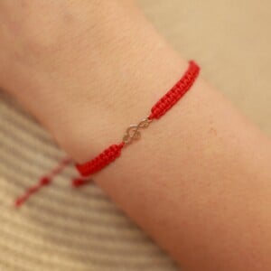 Gevlochten armband met 14 karaat geelgouden muziek G-sleutel