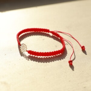 Handgemaakte armband met 14 karaat geelgouden Madeliefje