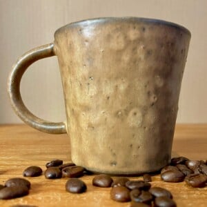 Koffiekop keramiek lichtbruin naturel handgedraaid 8x7,5 cm