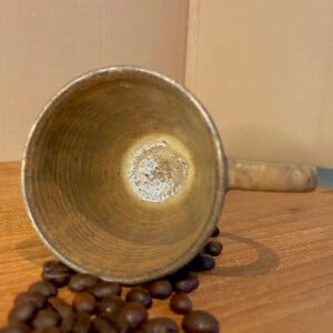 Koffiekop keramiek lichtbruin naturel handgedraaid 8x7,5 cm