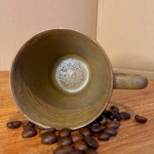 Koffiekop keramiek naturel licht bruin handgedraaid 7x7,5 cm