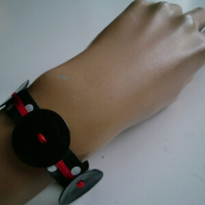 Retro armband van Zwart GLAS Knopen & Rood Lint