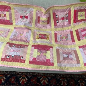 Roze met gele patchwork deken