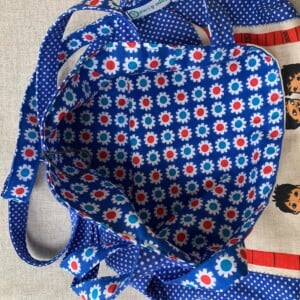 Ruime blauwe tas van vintage stoffen.