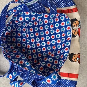 Ruime blauwe tas van vintage stoffen.