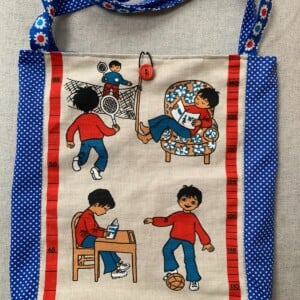 Ruime blauwe tas van vintage stoffen.