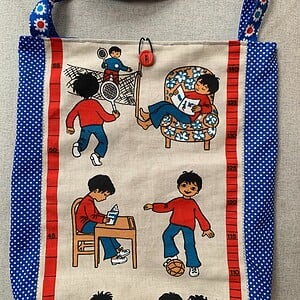 Ruime blauwe tas van vintage stoffen.