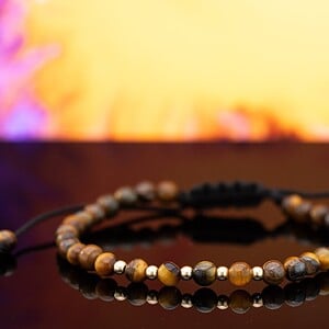 Tijgeroog armband met 14 karaat gouden kralen van 2,5 mm, voor vrouwen en mannen, maat verstelbaar 15-21 cm, ideaal als cadeau