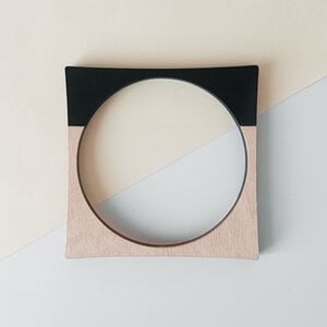 Vierkante bangle armband van hout en zwart kunststof