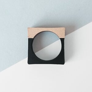 Zwarte vierkante ring met hout