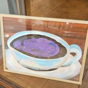 Acrylschilderij "Galaxychino" van heelal in cappuchino koffie | inclusief lijst