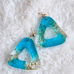 Blauw en goude driehoekige Resin Oorbellen