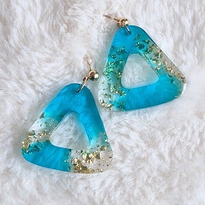 Blauw en goude driehoekige Resin Oorbellen