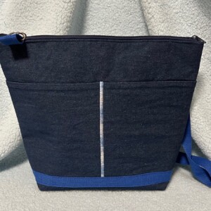 Donkerblauwe jeans schoudertas met geborduurd bladeren-tak